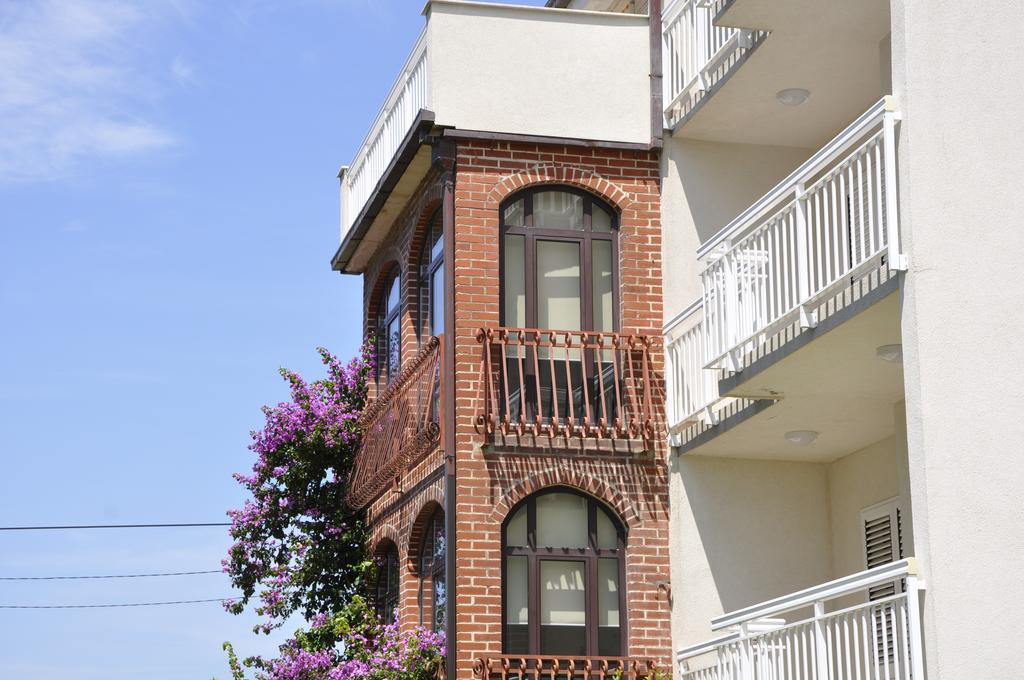 Flora Apartmán *