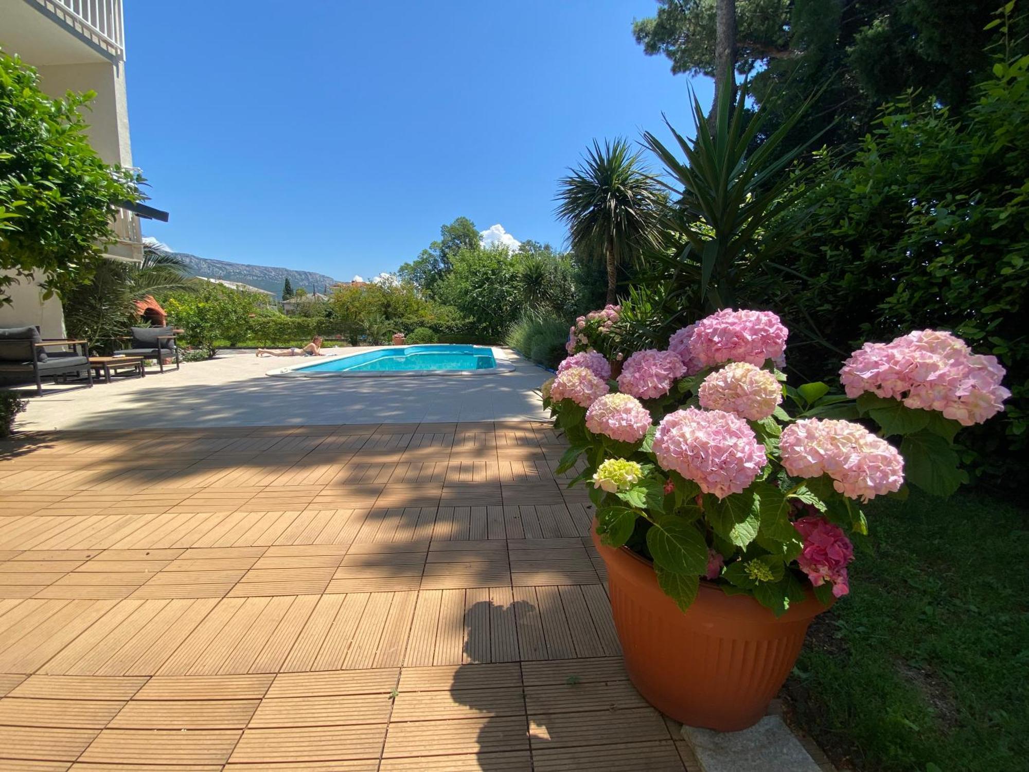 Flora Apartmán